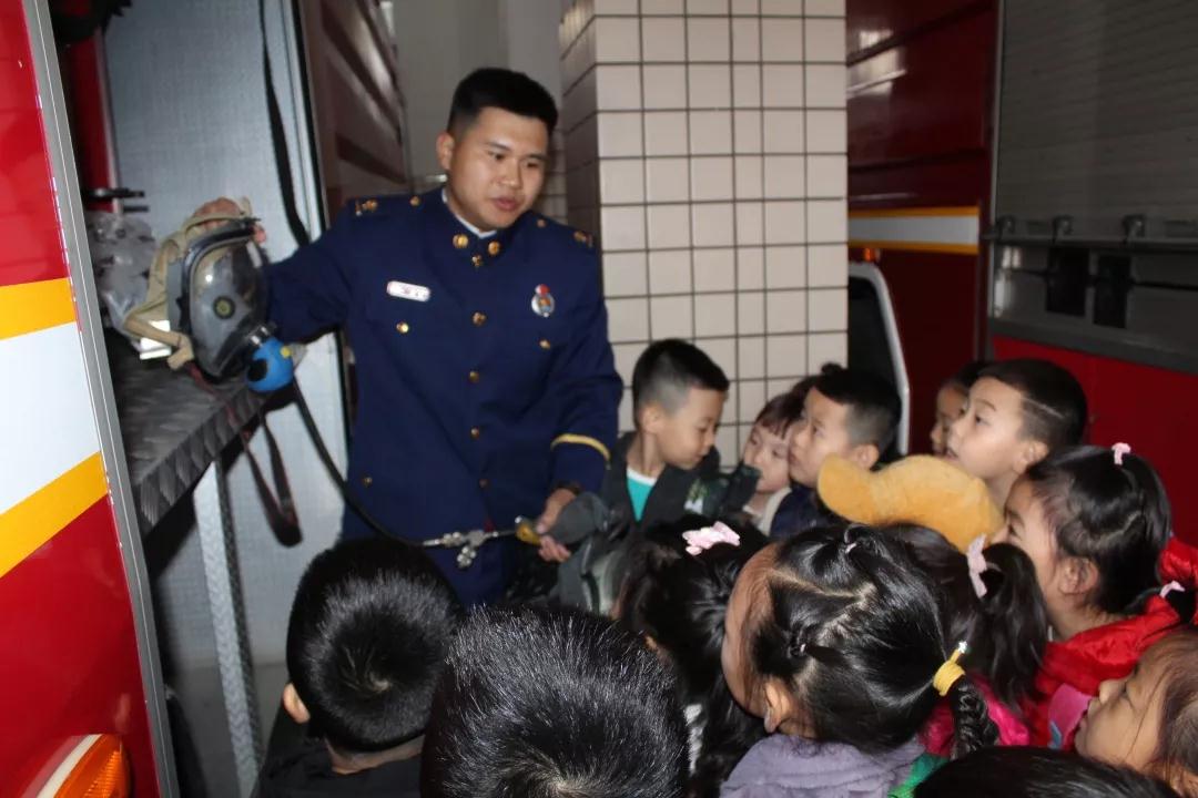 顺迈幼儿园组织中大班幼儿走进消防队 - 哈尔滨顺迈